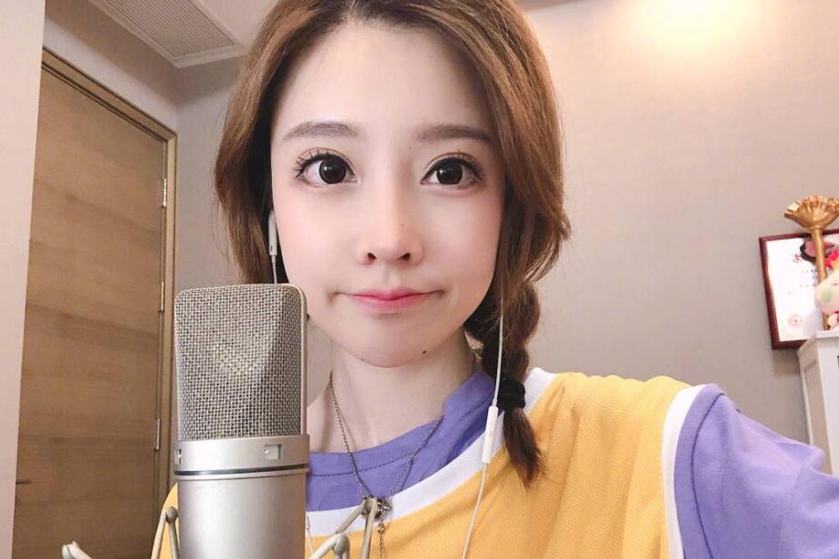 冯提莫踮着脚量身高不到1米6 被测量墙上的一句话嘲讽