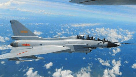 歼-10战机遭遇发动机空中停车, 飞行员这样做立