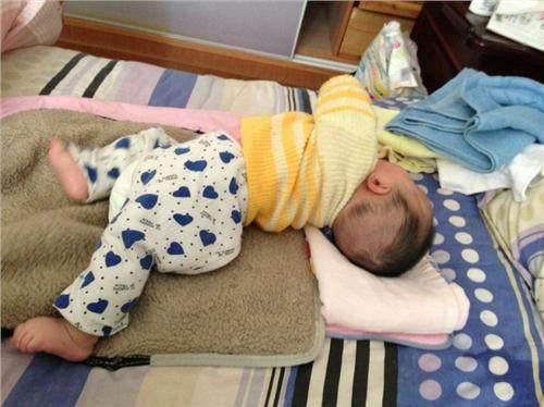 医生支招:的宝宝睡觉喜欢咬下嘴唇怎么改掉这