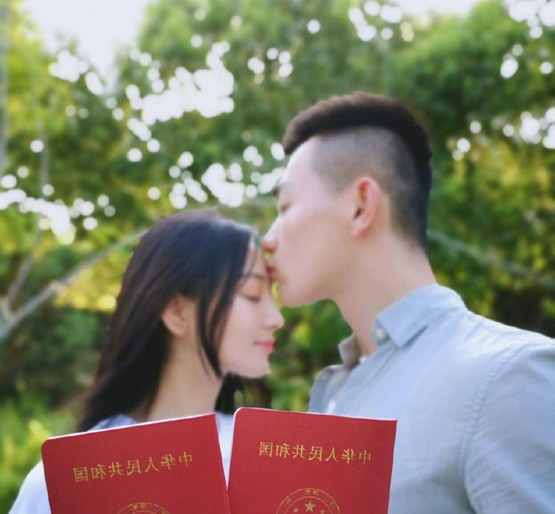 明星秀结婚照,第一对甜蜜,第三对乐开了嘴,最后