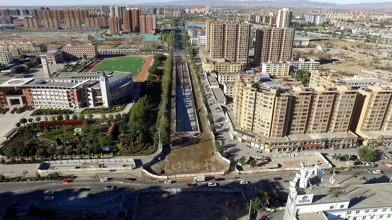张掖市甘州区二环路改为双向六车道 城市主干道竣工