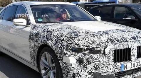 宝马也开始营造内饰科技感？新7系谍照曝光，低调有面2020年上市