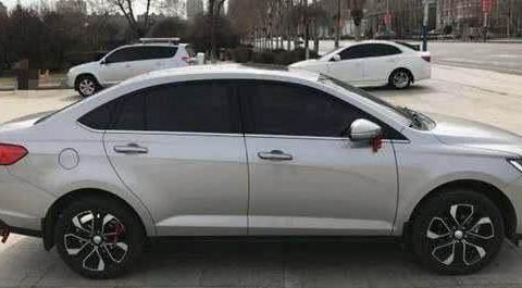 帝豪看了都紧张，仅5万配1.5L，年轻人的又一款好车，比逸动稳重