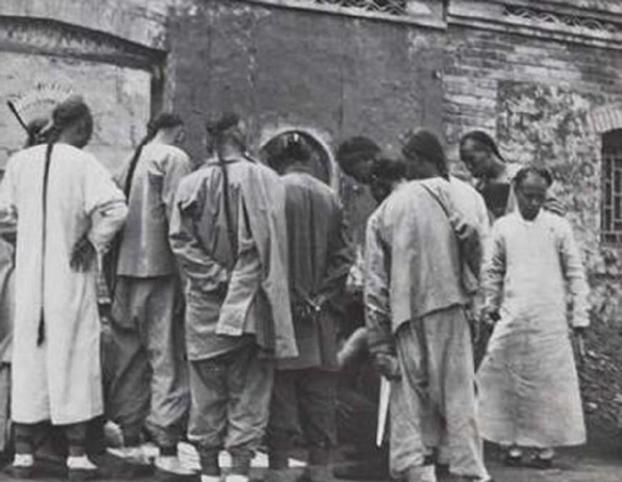 清朝灭亡前老照片:百姓下棋引人围观，图5是满族少女真实长相!