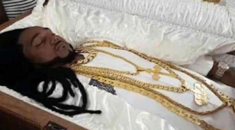 国外版“慈禧太后”，500万宾利当灵车陪葬，坟墓有专人守护！