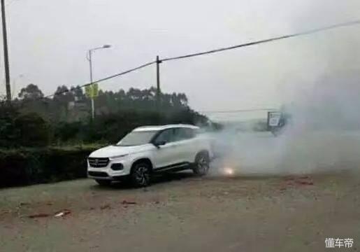 男子买车放鞭炮庆祝，一声巨响后 走进仔细一看 气的车主直哆嗦