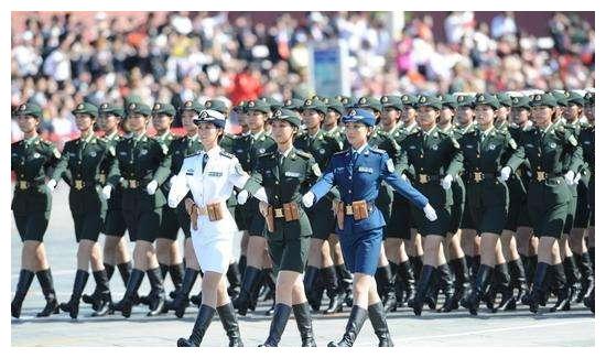阅兵仪式中国女兵惊艳亮相,丝袜和靴子备受关