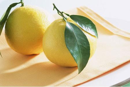 红心柚子和普通柚子,提醒高血压患者吃柚子别