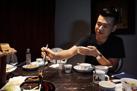 烤鸭虽好但这魔性的吃法太销魂,动图膜拜大神