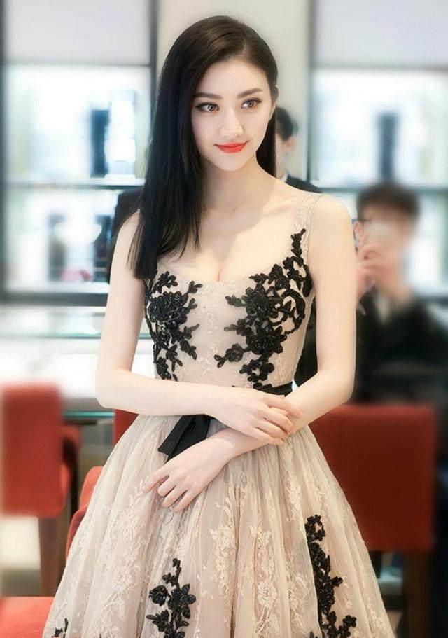 景甜蓬蓬裙亮相活动气场全无,难道恋爱会让人审美下降?