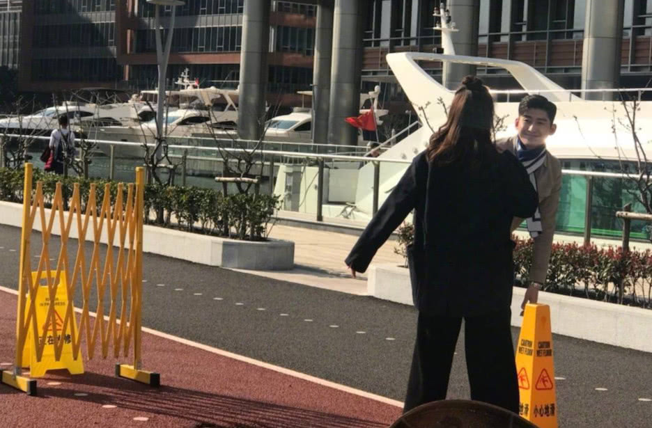 偶遇张翰现身免税店买香水,网友称他本人的腿