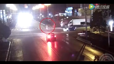 电动车被撞成了废铁，到底是谁抢红灯