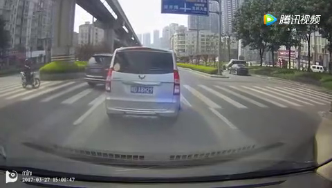 又是女司机，SUV鲁莽并线被公交车撞上！