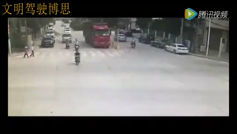 惨！任性电动车女路口与大货车抢道，惨被卷入车底碾压残虐拖行