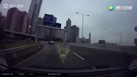 跑车违规变道吓到我找骂
