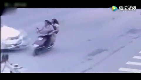 2电动车女生逆行还闯红灯，以为所有车都不敢撞，监控拍下可怕3秒