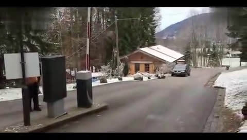 任性兰博基尼无视拦车杆，停车费都不用给了！  ​