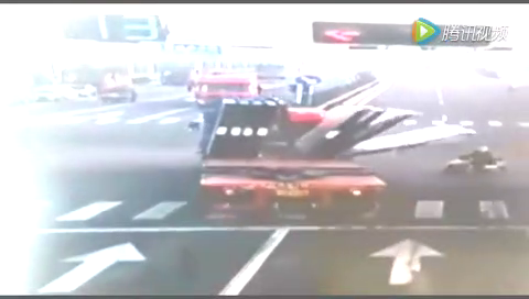 电动车闯红灯逼大货车让道，他绝想不到会被这样终结生命！