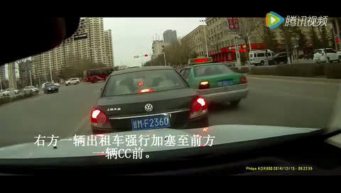 出租车加塞大众，大众车主表示不服，直接怒了！  ​