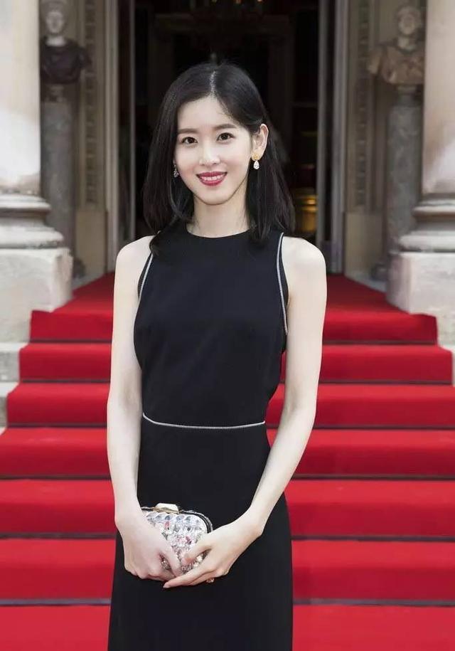 奶茶妹妹出席戛纳 章泽天红毯造型引热议