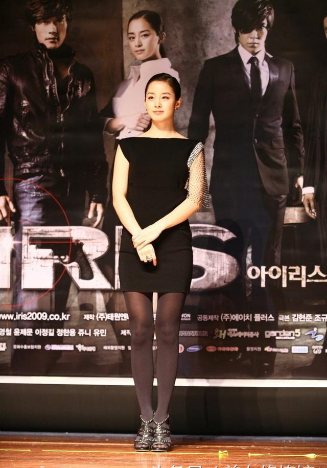 明星百变性感丝袜服饰，尽显美腿好身材