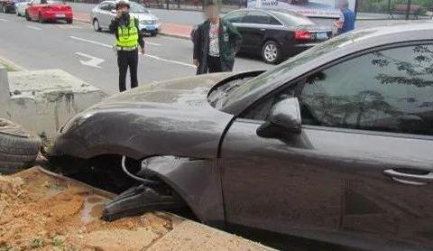 本田轻碰保时捷 一下撞掉50万！司机当场崩溃！