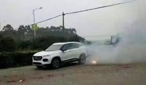 男子买车放鞭炮庆祝，一声巨响后 走进仔细一看 气的车主直哆嗦