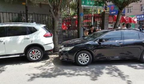 日产奇骏遭丰田凯美瑞追尾，车主：同样是日系车，差距太大了