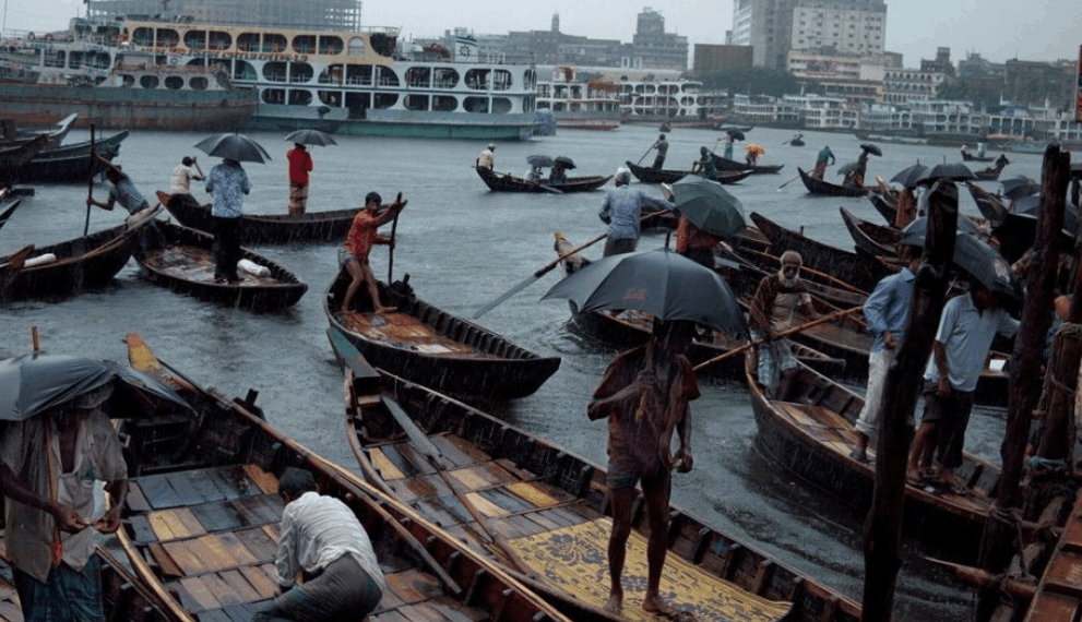 走进孟加拉国达卡市, 当地女人这样出行有点潇