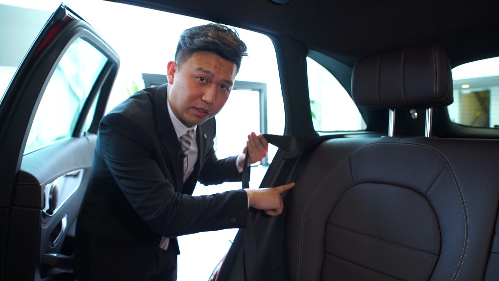 汽车上的人性化设计如何做到极致？奔驰GLC后排的插槽可以在座椅收起时夹住...