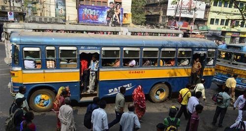 印度人是怎么坐公交车的?围观群众目瞪口呆!