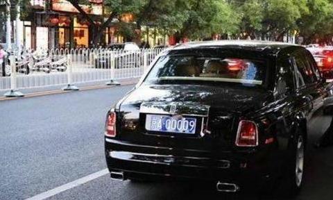 北京最牛的十块车牌, 坐迈巴赫的老板看见, 也忍不住拿出手机拍照