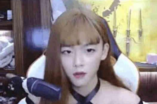 虎牙辛巴女装直播被老妈空降GANK,老妈:你以