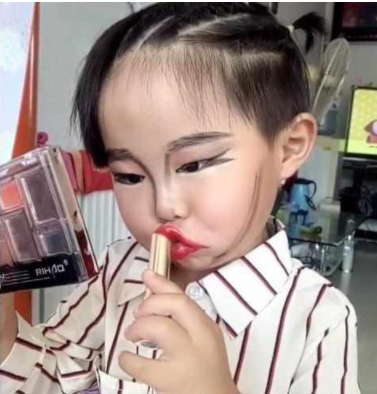 3岁的小宝宝也出来作妖了!化妆这么厉害,大人