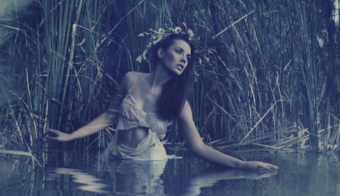 五十多岁的老男人,谈了个年轻女友,村里的老人