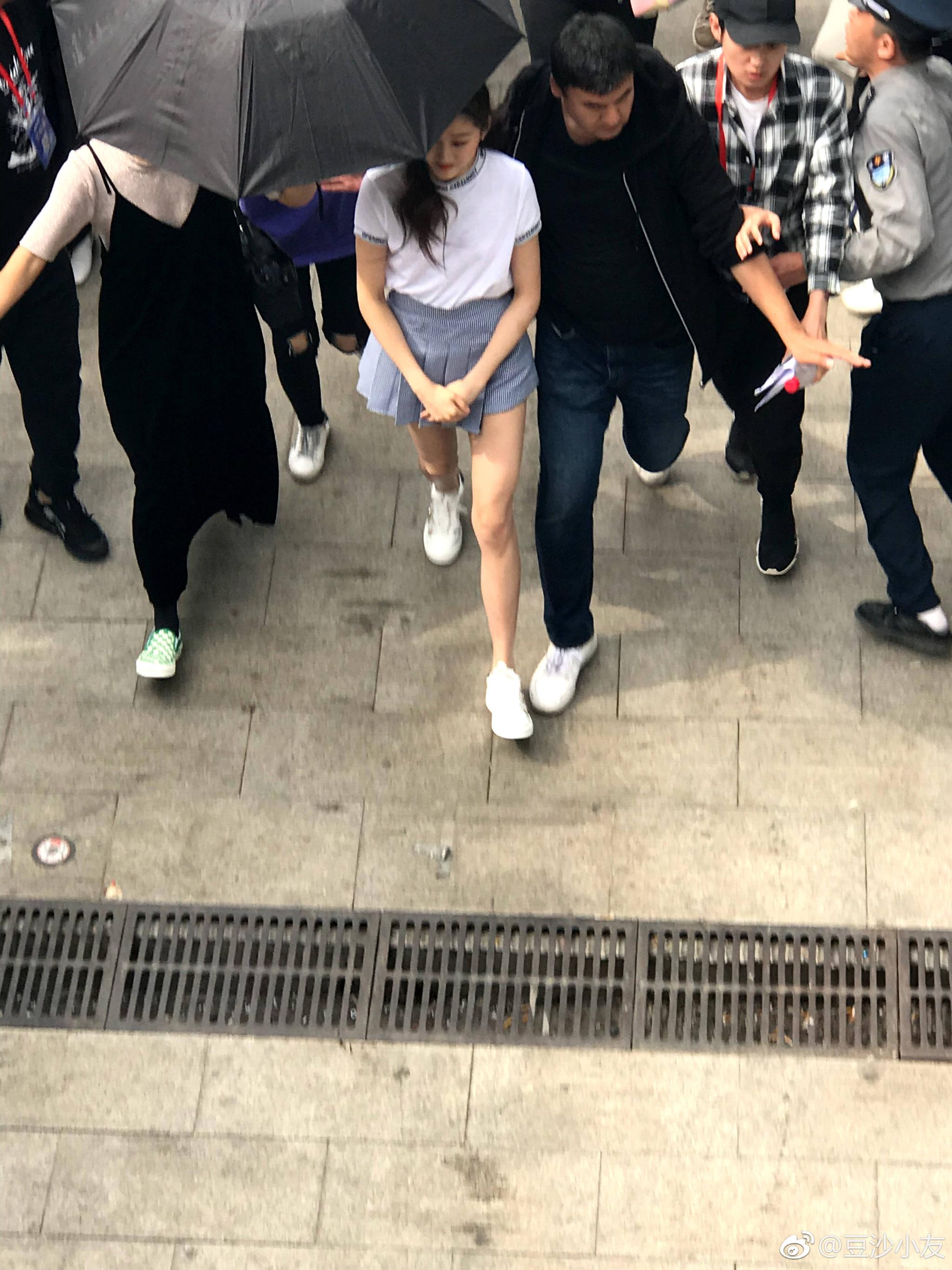 路人镜头之下的关晓彤，腿又细又直这身材太好了