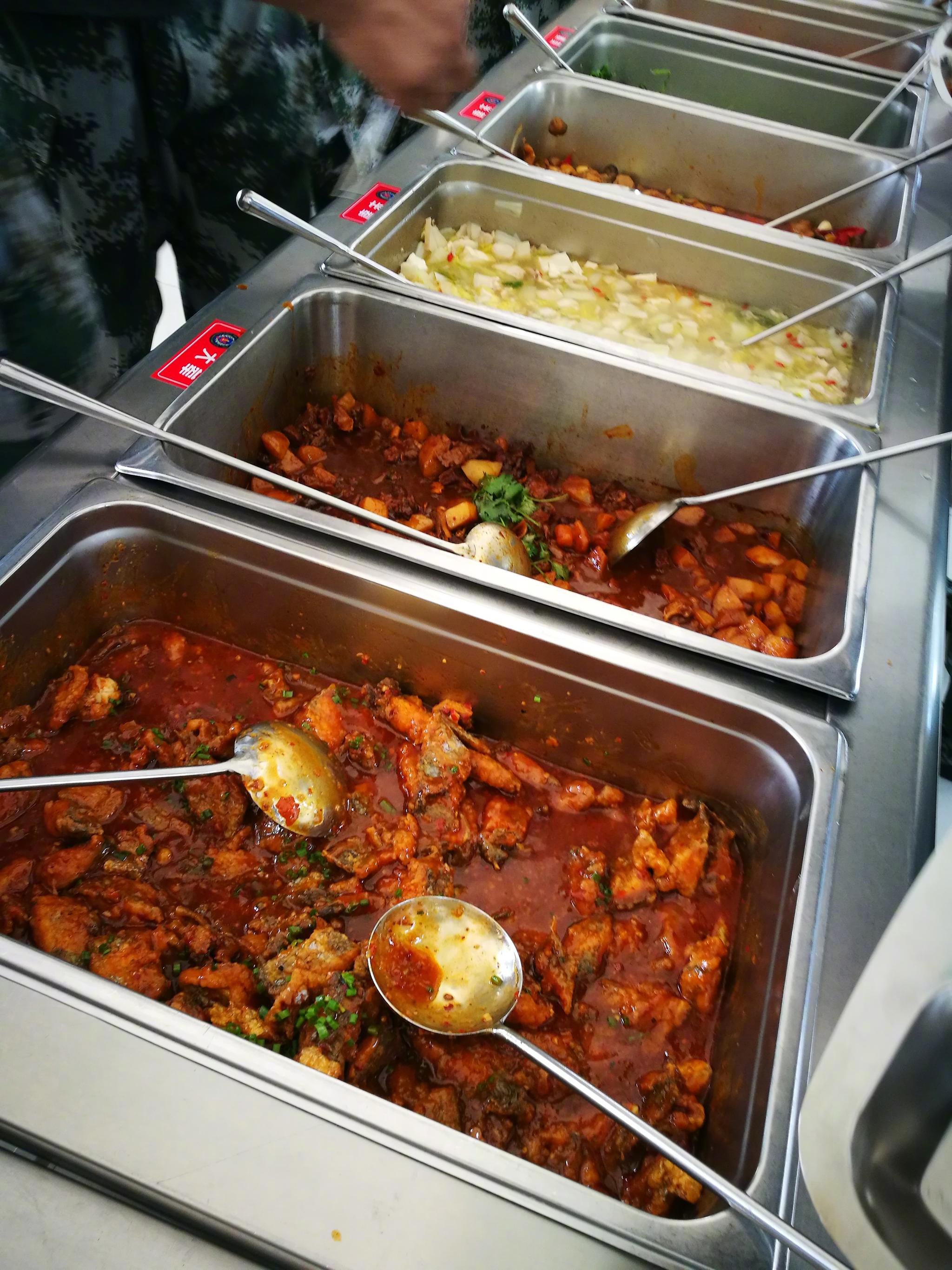 今天我们走进74集团军，硬骨头六连，与官兵们一起列队，拉歌