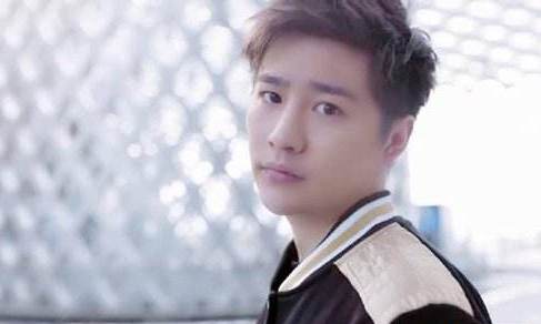 KPL选手阿泰休赛期开直播,一天收入十万礼物