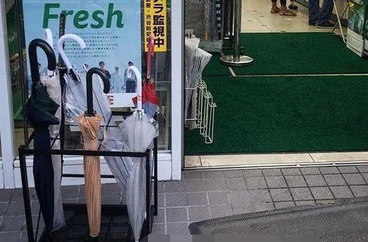 游客:日本人用完雨伞后随地乱扔呢?导游:看完