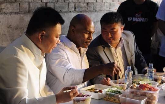 明星剧组吃饭不一样,杨颖九菜一汤,最后一个被