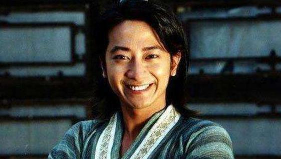 他曾是应采儿前男友，与郑家榆相恋过，如今44岁娶了小8岁娇妻！