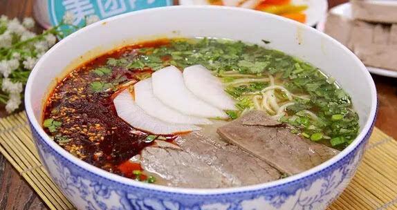 中国四大小吃排行榜出炉:重庆鸡公煲第四,第一