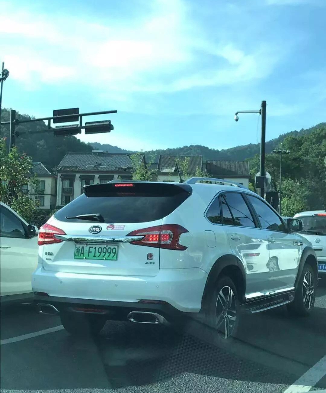 比亚迪的车主一齐竟拥有多牛,看完车牌网友开锅了,奔驰珍马车主无语