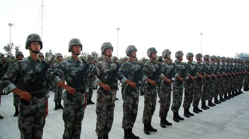 中国军人练站姿真的有必要吗?看完这些图片,让人心疼的直流泪