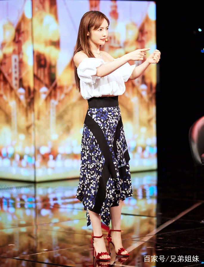 蔡文静怕脚臭?高跟鞋里穿这么厚的袜子,不过跟