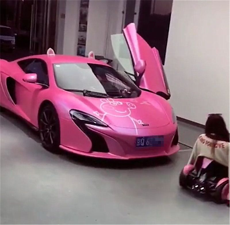 白富美买粉色迈凯伦后,又买了粉色平衡车,但网