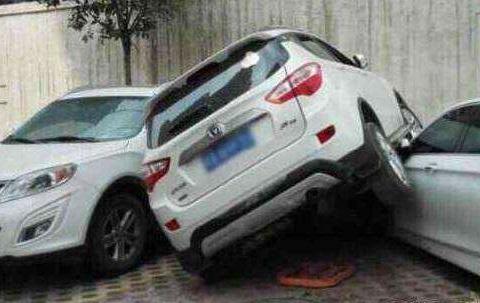 8万买个车位被强占了, 花2000元买二手夏利堵他, 一停就是970天