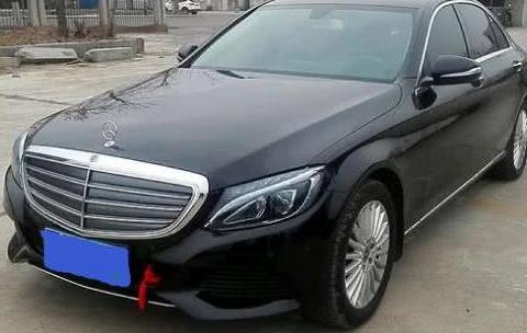 小伙花34万买辆奔驰C180L，停车后的举动让女友看的很不明白