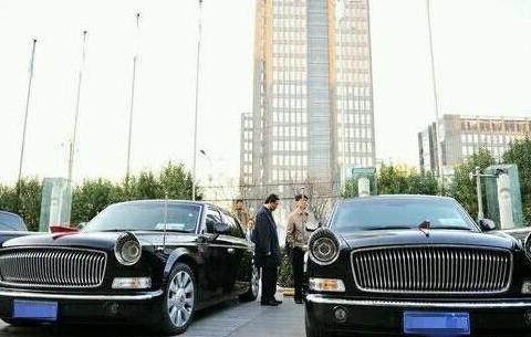 饭店门口停了这样一排车，劳斯莱斯车主见了后，立马掉头