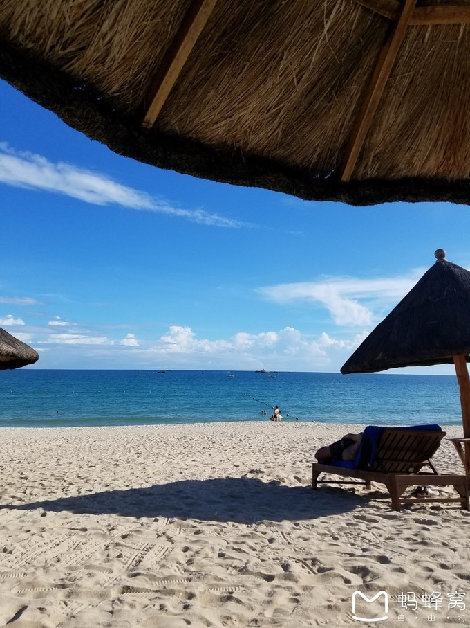 伴着海边音乐,走走停停,听着海浪声,想起《听海》.